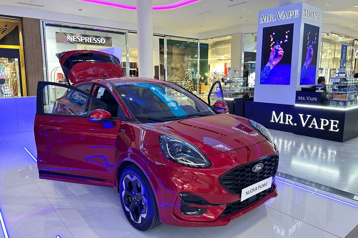 「フォード・エクスプローラー」が展示されていたフィレンツェ郊外のショッピングモールに、1カ月後の2024年11月末に再訪。展示車がプーマに変わっていた。