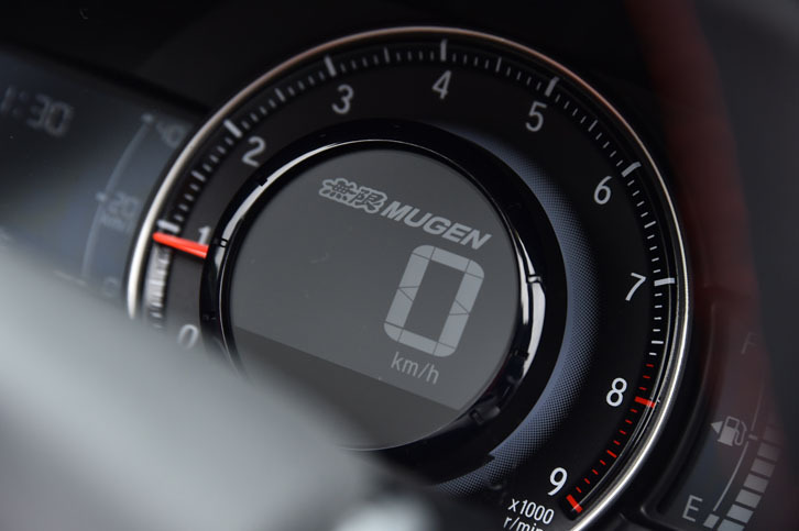 「S660 MUGEN RA」の専用メーター。中央の液晶部分に「無限MUGEN」ロゴが表示される。
