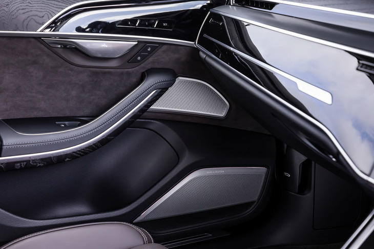 23個ものスピーカーが備わるBang ＆ Olufsen 3Dアドバンストサウンドシステムは、82万円のオプションアイテム。