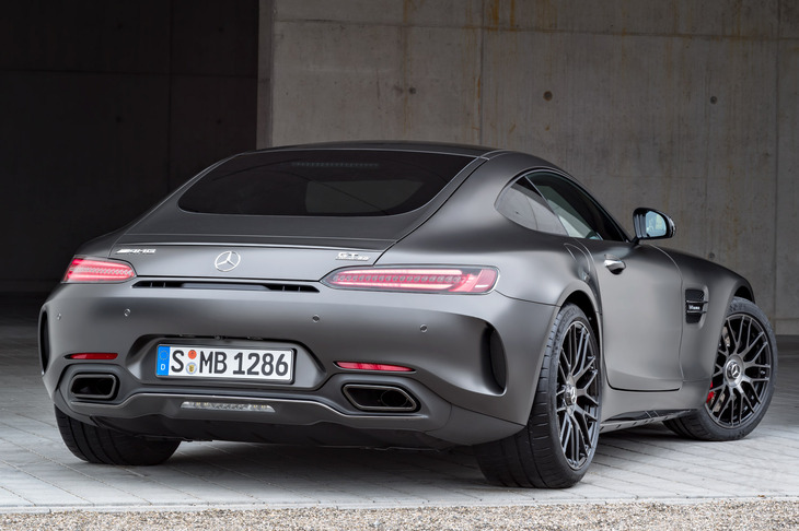 「メルセデスAMG GT」では、リアまわりの左右が丸く、大きく削られ、下部も内側に丸く収められている。サイドの下端も同様に、内側に折り込まれている。