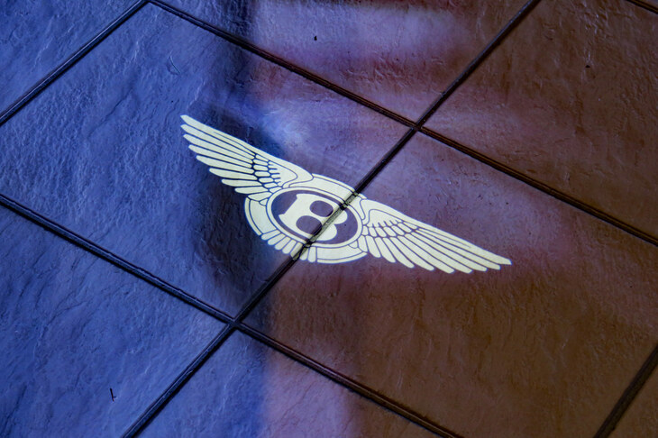 ベントレー・フライングスパー ハイブリッド（ウェルカムライト）