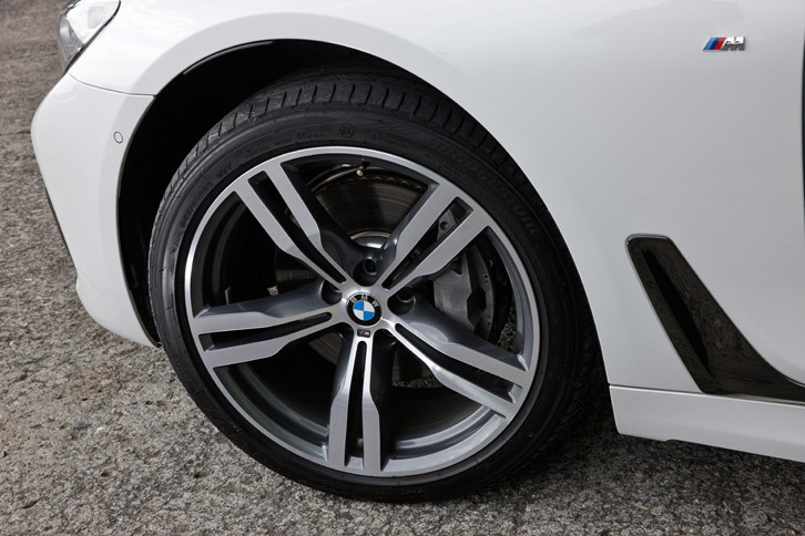 「740i Mスポーツ」の標準タイヤサイズは、フロントが245/45R19、リアが275/40R19。テスト車には、オプションで用意される20インチサイズのタイヤとアルミホイールが装着されていた。