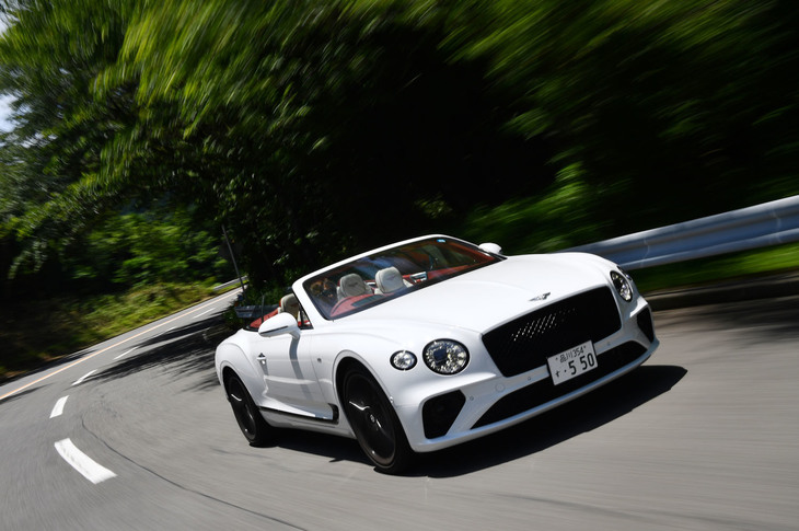 「ベントレー・コンチネンタルGT V8コンバーチブル」の走りについて池沢早人師先生は、「足とステアリングが自分の想像どおりに動いてくれるので、本当に気持ちいいと感じながら走れます」とコメント。しかしその一方で、オープンモデルならではの気になる点もあるという。