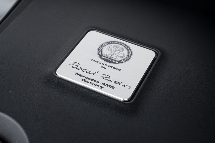 エンジンの組み立てを担当したスタッフの名が書かれたプレート。メルセデスAMGでは、一基のエンジンを一人のスタッフが組み立てる、“ワンマン・ワンエンジン”の体制がとられている。