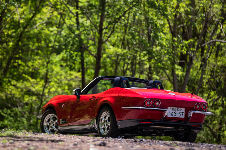 「ロックスター」のベース車は、現行型の「マツダ・ロードスター」（ND型）。全長は4345mm、全幅は1770mmに拡大されている。