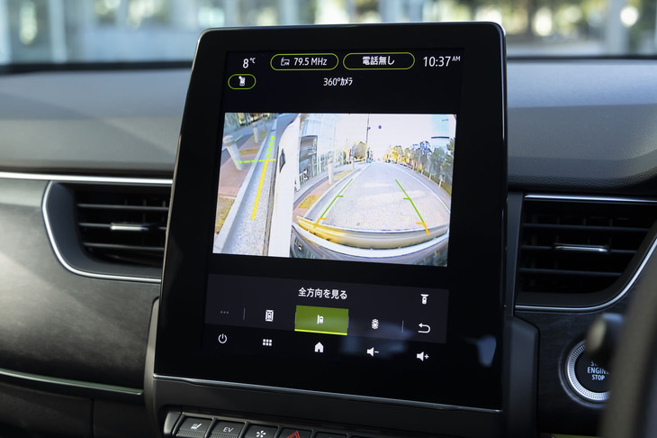 360度カメラシステムも標準で装備。マイナーチェンジで車両の左側方を大写しにするサイドビュー機能（画面左）が搭載された。