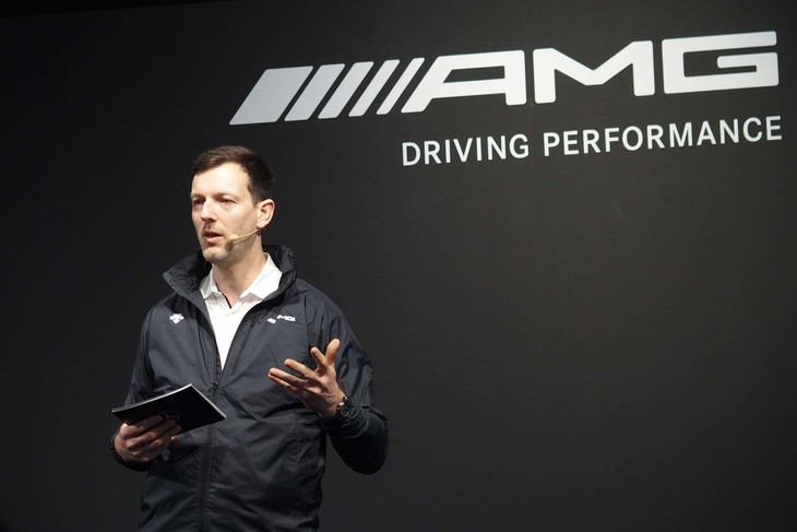 日本のデビューイベントで「AMG GT 4ドアクーペ」の特徴などを紹介した、メルセデスAMG社の商品企画統括サイモン・トムス氏。