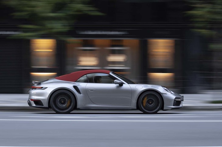 新型「911ターボSカブリオレ」の0-100km/h加速タイムは2.7秒。330km/hという最高速とともに、クーペモデルの値との差はない。