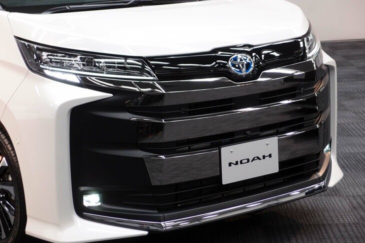 トヨタ・ノアS-Z＜7人乗り／ハイブリッド車＞（フロントまわり）