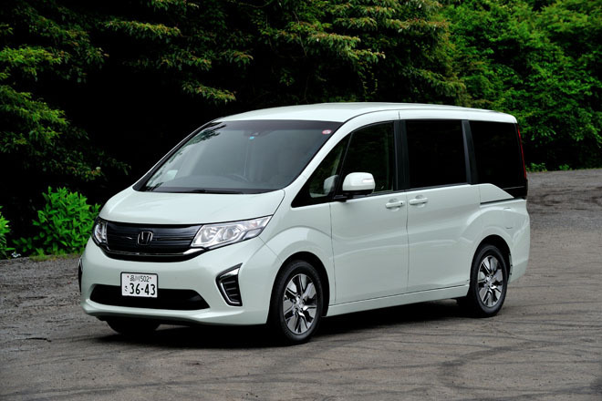 ホンダ・ステップワゴンG・EX
    ボディーサイズ：全長×全幅×全高＝4690×1695×1840mm／ホイールベース：2890mm／車重：1670kg／駆動方式：FF／エンジン：1.5リッター直4 DOHC 16バルブ ターボ／トランスミッション：CVT／最高出力：150ps/5500rpm／最大トルク：20.7kgm/1600-5000rpm／タイヤ：（前）205/60R16 （後）205/60R16／車両本体価格：258万8000円