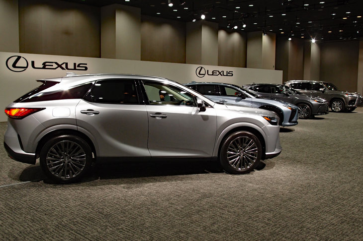 かねて重視してきた快適性の高さに加え、運転する楽しさにも重きを置いた「レクサスRX」。静かでスムーズなのが当たり前なEVの高級車が登場するなかで、エンジン車の追求する価値がシフトしつつあるのを実感した。