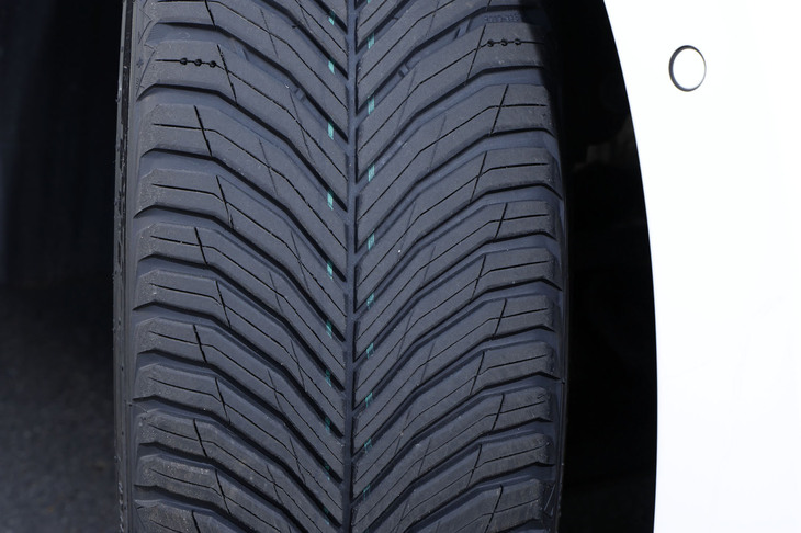 「クロスクライメート3」と「クロスクライメート3スポーツ」は、いずれも排水性、排雪性向上を狙い「Vシェイプトレッドパターン」にセンターグルーブを追加したデザインに進化。写真はクロスクライメート3スポーツのトレッドパターンで、中央の縦溝が目を引く。