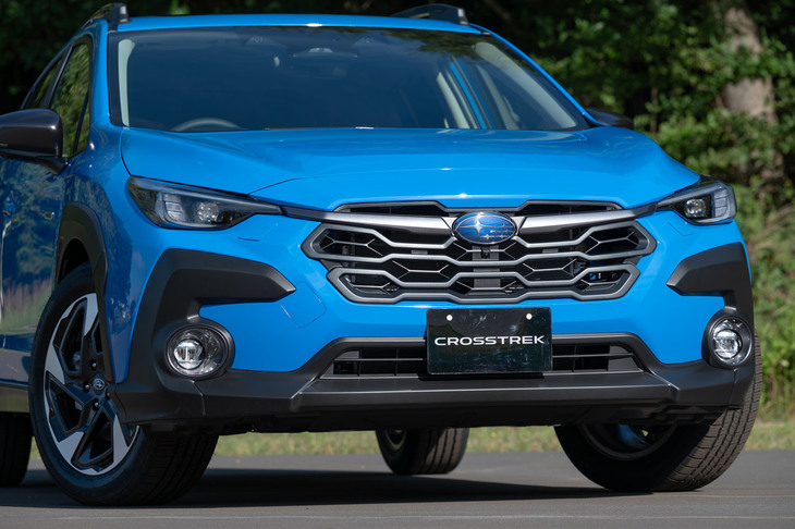 よりラギッドな意匠となったフロントグリル。エンジンの冷却性向上と空気抵抗の低減を両立するべく、状況に応じて自動で開閉する「アクティブグリルシャッター」が設けられている。