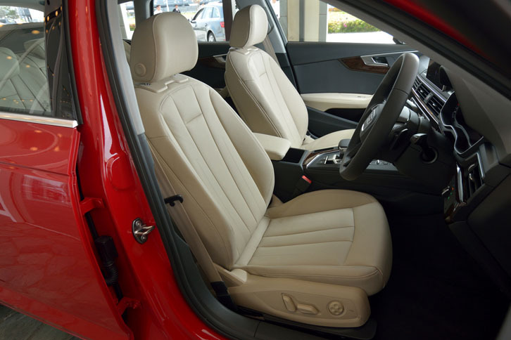 オプション「レザーパッケージ」を選択したテスト車の前席。表皮には、高品質なミラノレザーがおごられる。