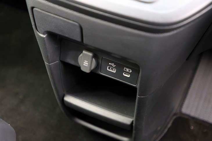 ホンダ・ステップワゴンe：HEVスパーダ（収納、シガーソケット、USBポート）