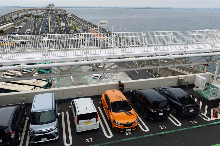 東京湾に浮かぶ、海ほたるパーキングエリアで。たくさんのクルマが並ぶなか、「メガーヌR.S.ウルティム」はよく目立つ。つまり、見つけやすい。