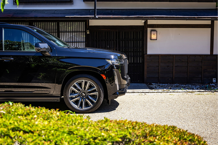 「エスカレード」にはエアサスペンションが装備されており、走行状態によって車高が自動で調整されるほか、停車時にも乗降しやすいよう車高が降下する。