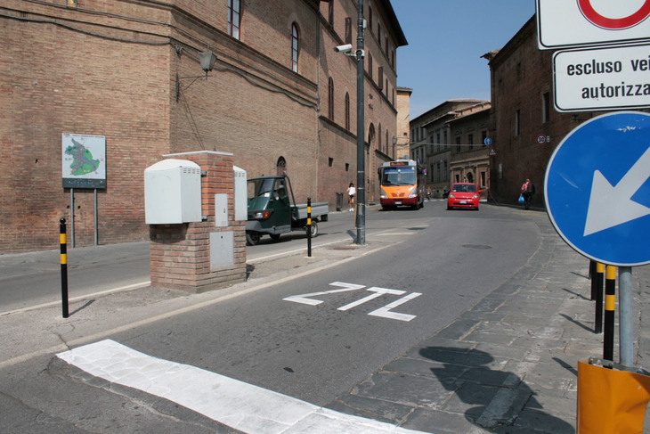 ZTLの始まりを示す白線と表示。シエナで。