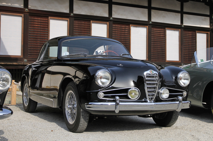 1955年「アルファ・ロメオ1900C SS」。1950年に初の戦後型として登場した「1900ベルリーナ」のホイールベースを短縮したシャシーに、スーパーレッジェーラ方式のクーペボディーを架装したモデル。Touring Classic Italian 1952-1961（1952～1961年に作られたトゥーリング製ボディーのイタリア車部門）を受賞した。