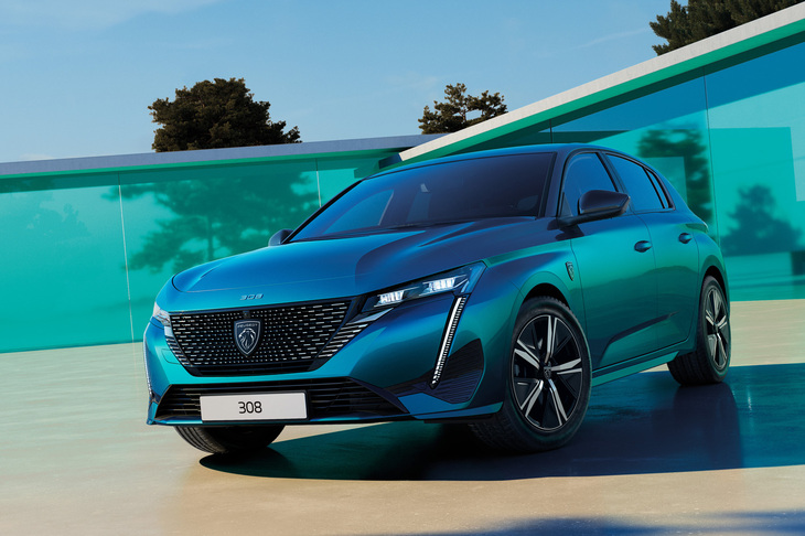 2025年6月4日に発売されたMHEV「プジョー308 GTハイブリッド」。このモデルの導入に合わせてこれまでのPHEVは「308 GTプラグインハイブリッド」に車名変更が行われた。
