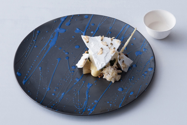 「“青と土色” 海草と土」。うどの花の天ぷらに砂糖をまぶしたものや、ふきの砂糖漬けなどを使ったデザート。