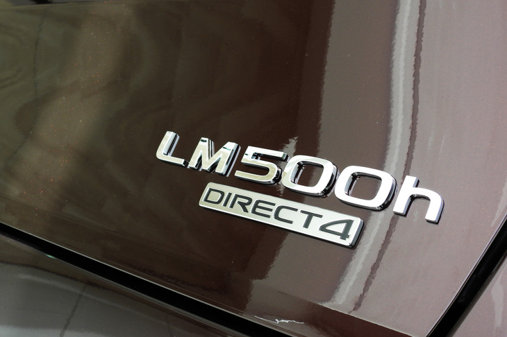 レクサスLM500h“バージョンL”（車名バッジ）