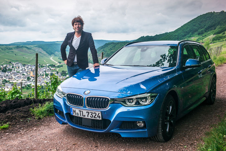 サッシャと旅の相棒「BMW 340i xDriveツーリング Mスポーツ」。