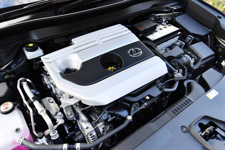 新開発の2リッター直4エンジンは、「UX」が初搭載モデル。優れたエネルギー効率に加えて、自然吸気エンジンならではの回転フィーリングが長所とされている。