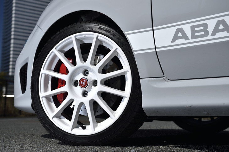 ホワイトの12本スポークアルミホイールは「595エッセエッセ」の専用アイテム。試乗車は205/40ZR17サイズの「ミシュラン・パイロットスポーツ3」タイヤを組み合わせていた。