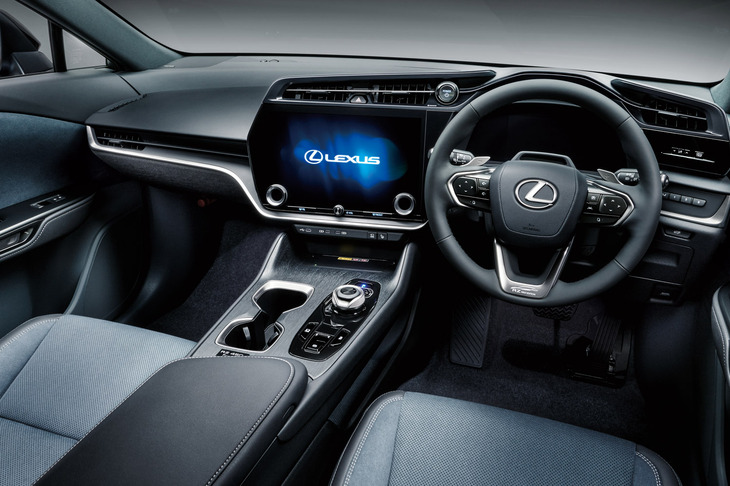 「レクサスRZ450e“ファーストエディション”」のインテリアは、オラージュ＆ブラックの専用色で仕立てられる。