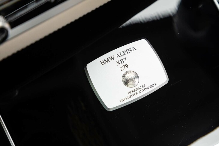 センターコンソールに貼られたプロダクションプレート。今回試乗した個体の製造番号は279だった。