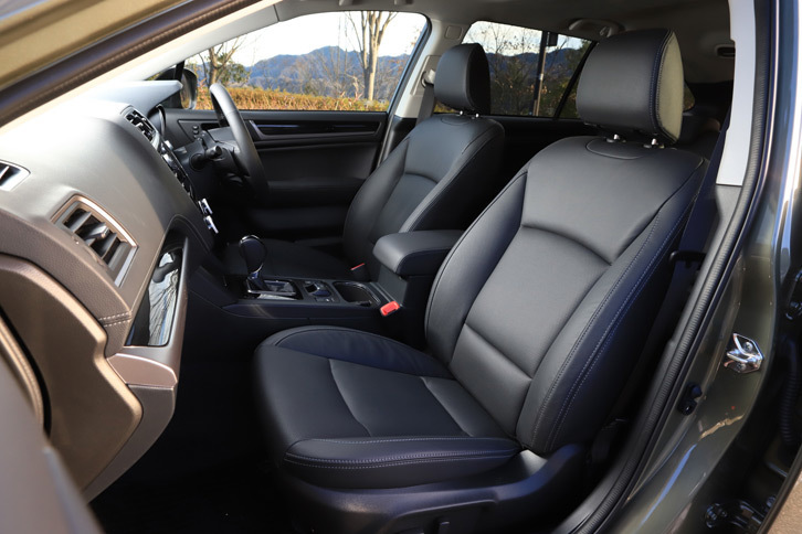 上級グレード「リミテッド」に標準装備される本革シート。ブラックとアイボリーの2色が用意される。