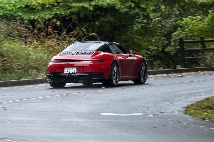 「GTS」シリーズにはリアアクスルステアリングが標準で備わる。ターボラグなしのドライブトレインともあいまって小気味よいコーナリングが楽しめる。