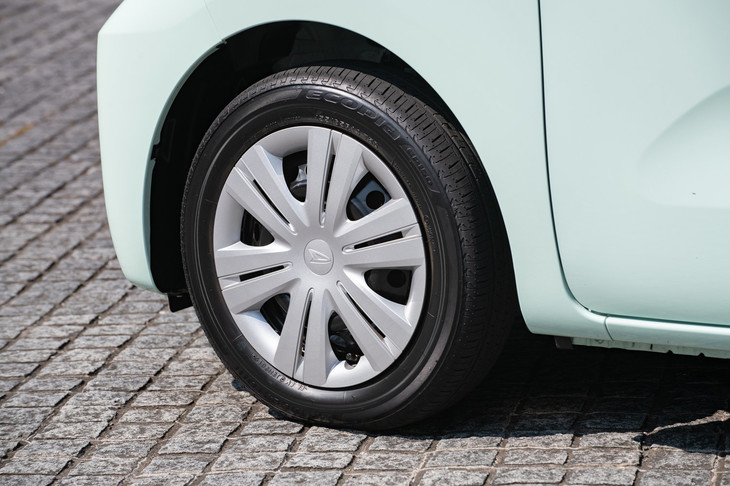 タイヤサイズは「カスタムRS」のみ165/55R15で、その他のグレードはすべて155/65R14。試乗車にはいずれもブリヂストンの低燃費タイヤが装着されていた。