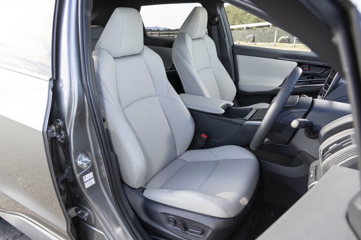 シート表皮は合成皮革で、前席にはヒーターとベンチレーション機能を完備。エアコンには速暖性の高いふく射ヒーターをトヨタとして初採用している。