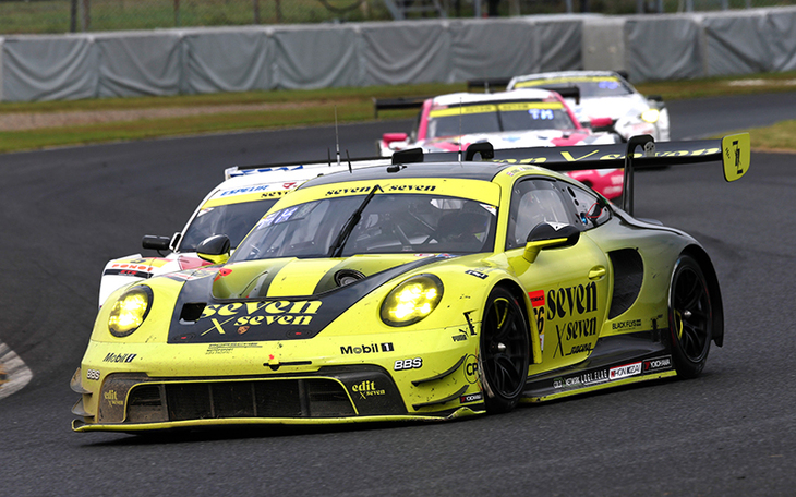 GT300クラスの勝者、No.666 seven × seven PORSCHE GT3R（ハリー・キング／藤波清斗／近藤 翼）。