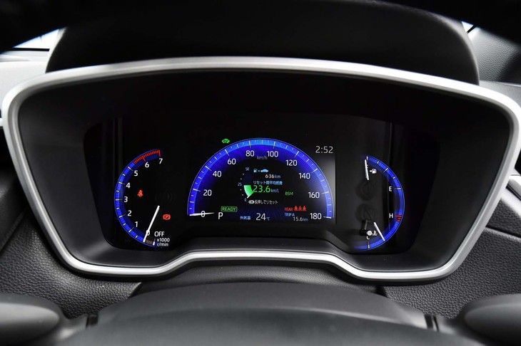 上級グレード「Z」のメーターパネルは、7インチのカラーインフォメーションディスプレイが備わるオプティトロンメーターとなる。