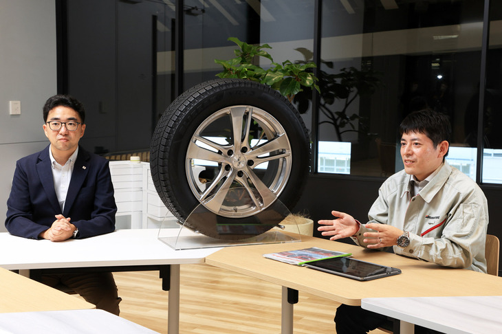 「VRX3」のマーケティングと開発について話を伺った、山本氏（写真向かって左）と渡部氏（右）。ブリヂストンのスタッドレスタイヤの強みだけでなく、彼らがどのようにしてユーザーからの信頼を築いてきたかも感じられた、今回の取材だった。