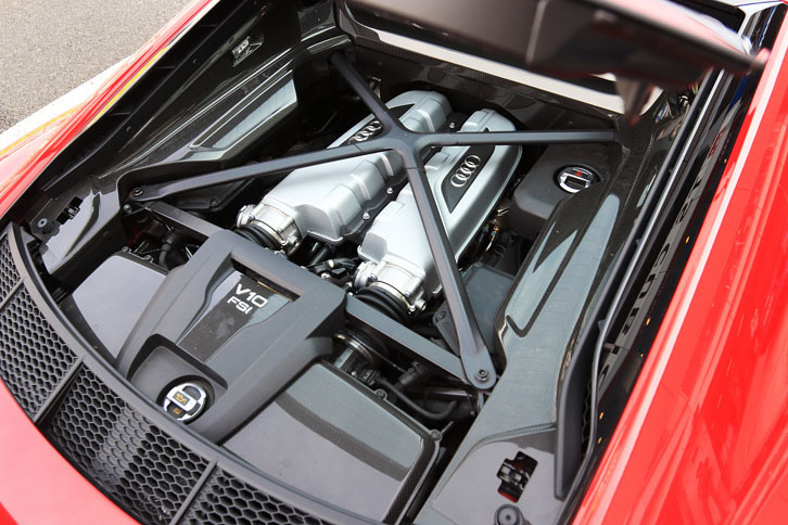 ドライサンプの5.2リッターV10自然吸気ユニットは、610psと560Nmを生み出す。