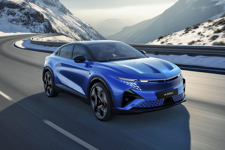 「アルピーヌA390」は全長4615mmのミドルクラスSUVで、モーターをフロントに1つ、リアに2つ搭載する4WDだ。こちらは国内導入が明言されている。