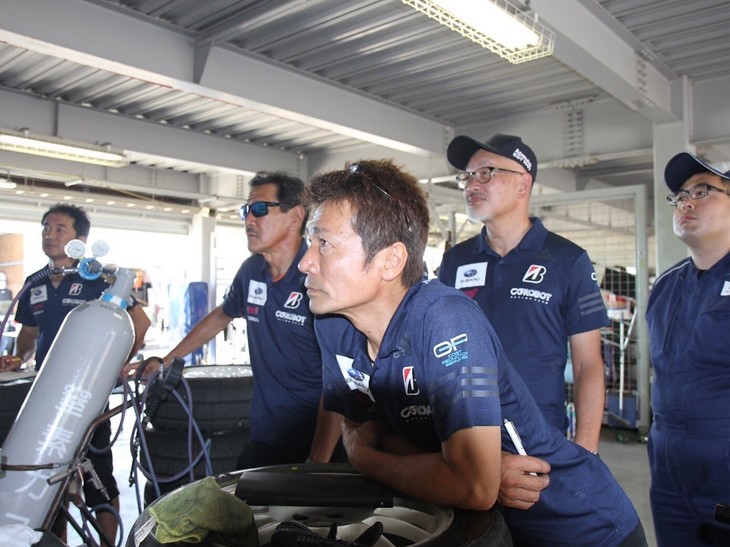 プロフェッショナルシリーズのレース2は、珍しくとても荒れたレースになりました。順位の入れ替わりも激しく、一時は井口選手が3番手に上がったり、井口選手が混乱に巻き込まれてしまった！ と思いきや、久保選手が3番手を走行していたり。最後まで何が起こるかわからないレースでピット内も気が抜けない状況でした。結果、接触から順位が入れ替わり、井口選手は5位、久保選手は19位でチェッカーを受けました。