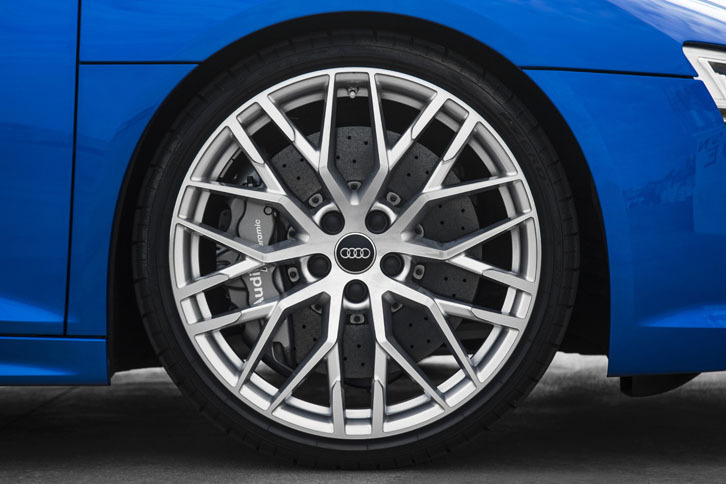 タイヤサイズは前（写真）が245/35R19で、後ろが295/35R19。