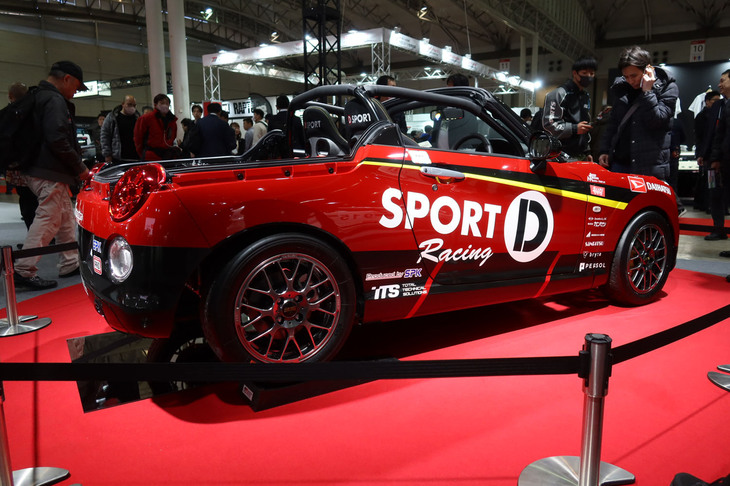 リアサスペンションも、車軸式からストラット式に変更。路面追従性の向上を図っている。