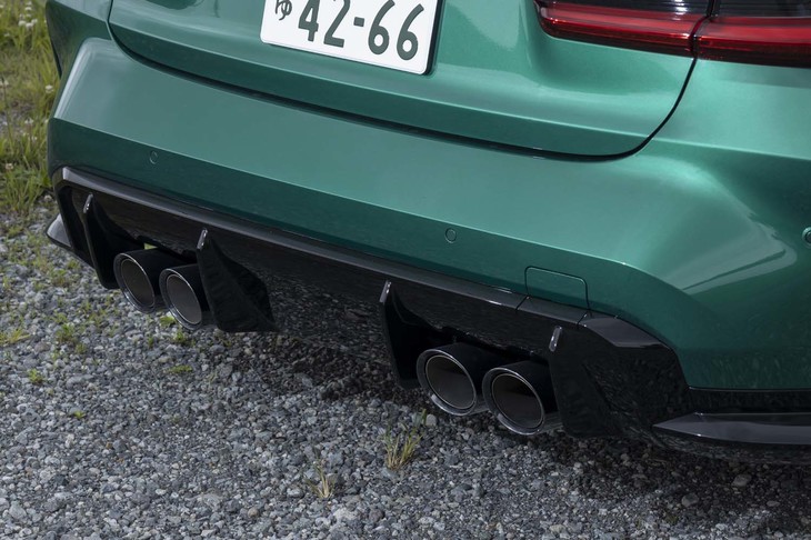 内部のフラップによって排気音を変化させられる「Mスポーツエキゾーストシステム」を採用。巨大なディフューザーはグロスブラックで仕立てられる。