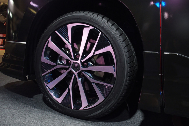 「18インチアルミホイール＆タイヤセット モデリスタWingDancer X VII」が装着された「トヨタ・ノア」。