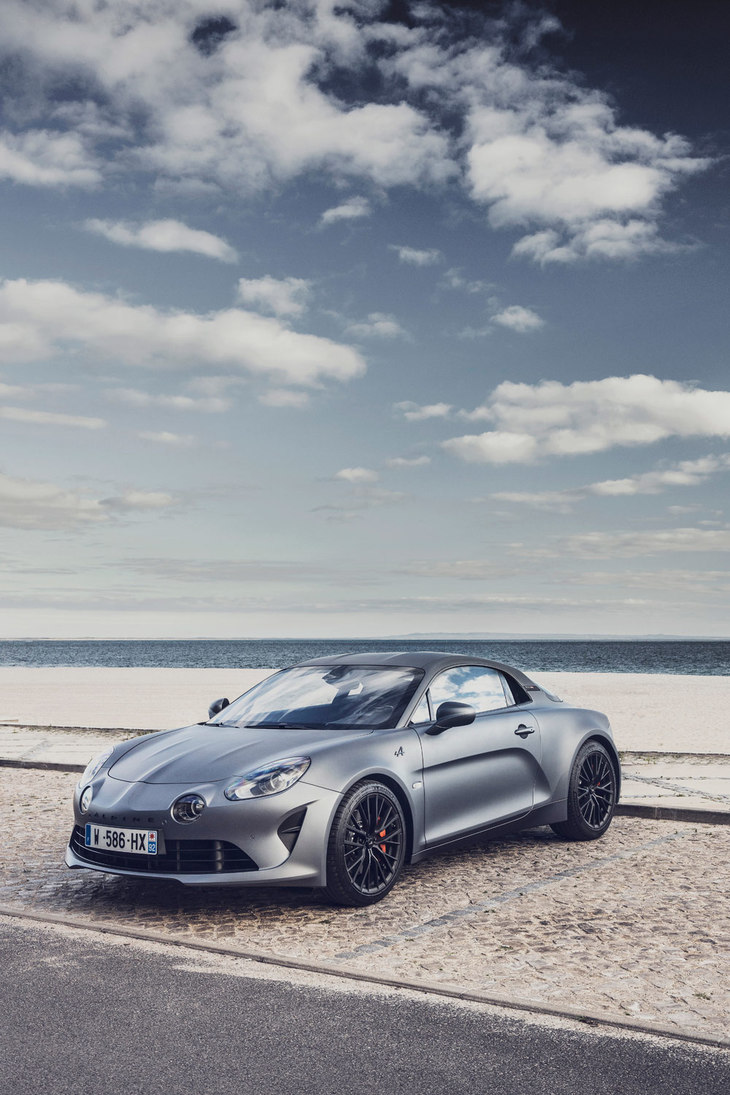 ボディーカラーには受注生産の「グリ トネール マット」（写真）に、「ブルー アルピーヌM」「ブラン イリゼM」の全3色が用意される。