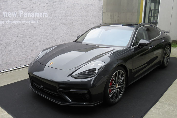 「ポルシェ・パナメーラ」