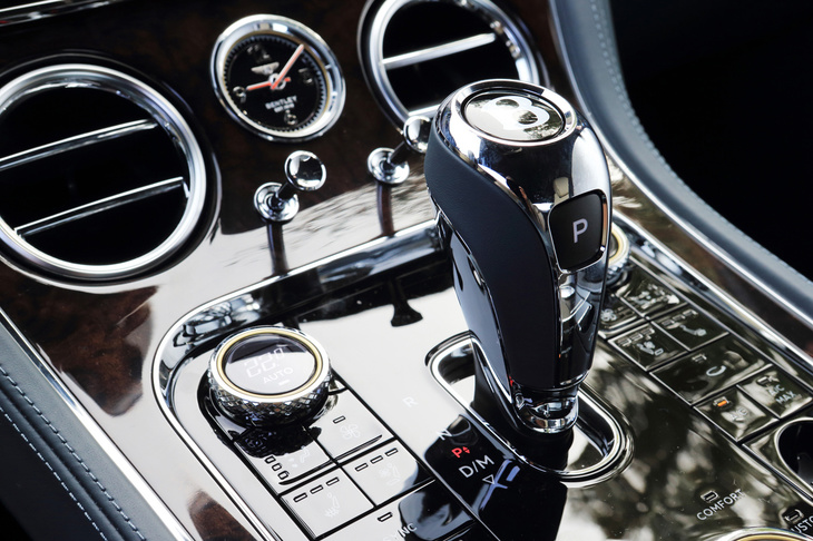 「コンチネンタルGT」シリーズはもちろんのこと、ベントレーとして初となる8段デュアルクラッチトランスミッションを搭載している。