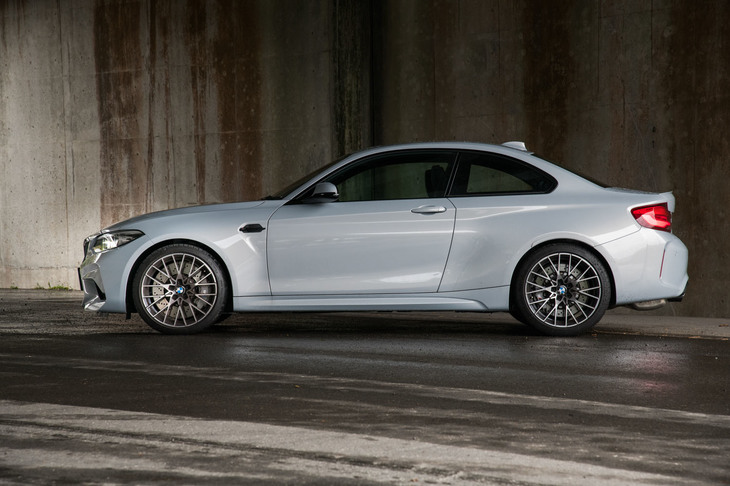 車両重量は1610kg。車検証記載の前後重量配分は52：48（840kg：770kg）となっている。