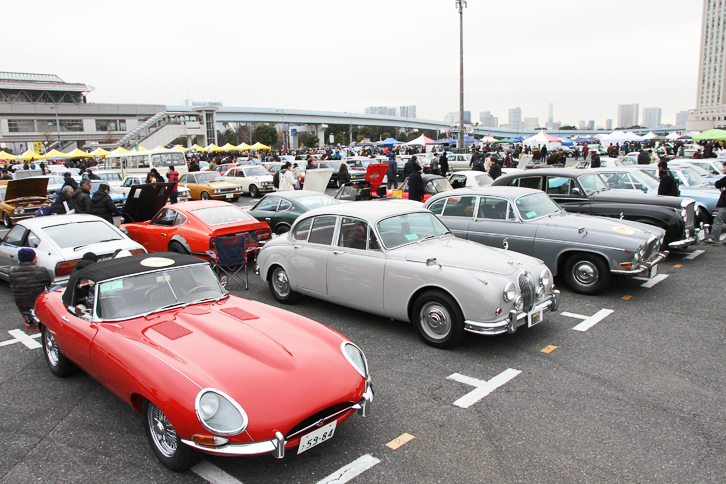 手前に並ぶ「ジャガーEタイプ」「同マーク2」「同420G」などは、コンクールデレガンスの対象車両。